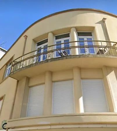 Large And Charming Apt Downtown 3bedrooms Apartment *