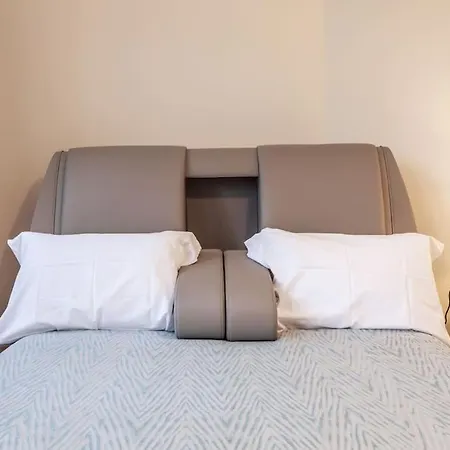 Large And Charming Apt Downtown 3bedrooms Apartment *