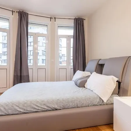 Large And Charming Apt Downtown 3bedrooms