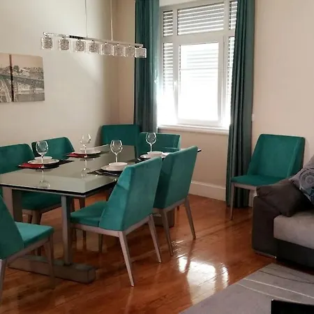 Large And Charming Apt Downtown 3bedrooms